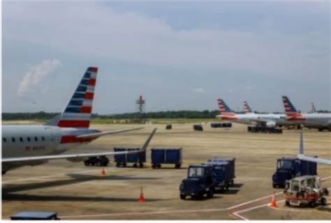 El Aeropuerto Internacional Greenville-Spartanburg está ubicado a 23 kilómetros (14 mi) de la ciudad y ofrece servicios de vuelos hacia la mayoría de los destinos de los Estados Unidos. Greenville se encuentra a solo una hora en auto de Asheville, Carolina del Norte.